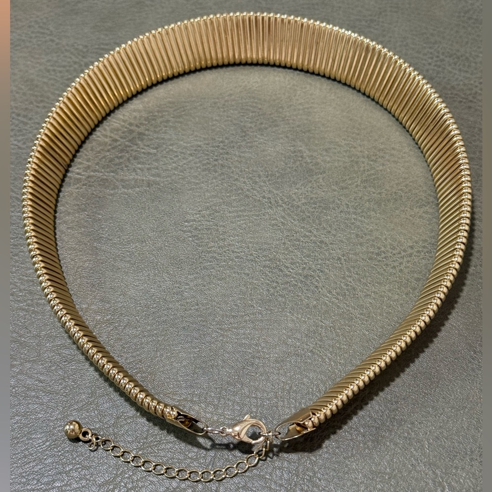 Vintage Chunky Gold Tone Omega Collar Necklace - Picture 2 of 5